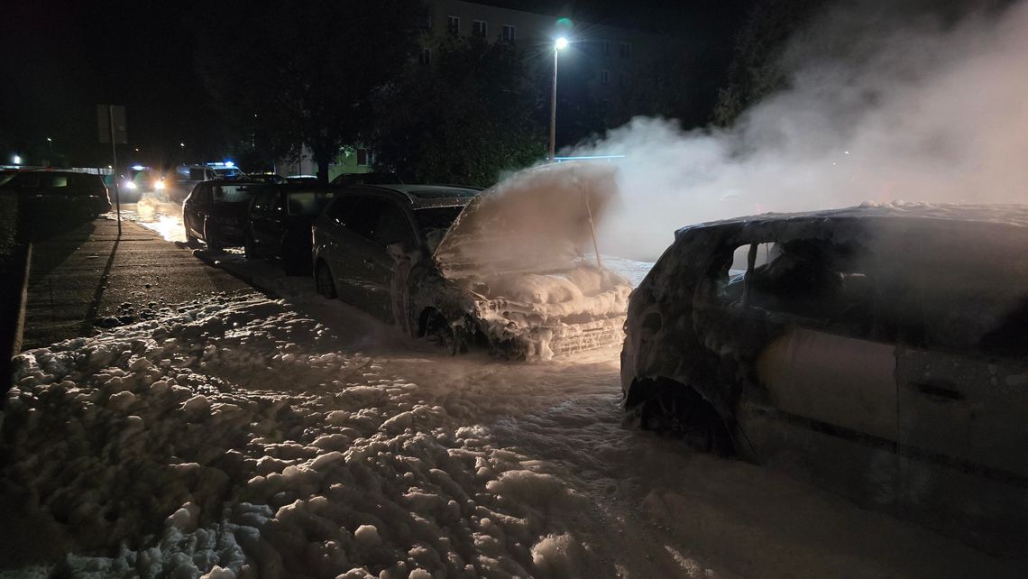 W nocy na os. Południe spłonęły dwa pojazdy osobowe [wideo]