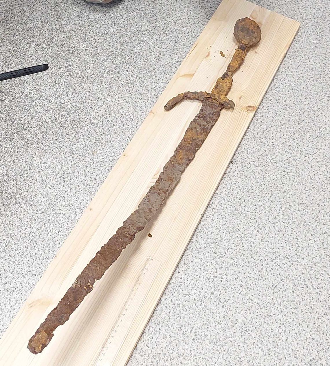 W okolicach Chocenia znaleziono miecz z XIV wieku. Oręż czeka konserwacja