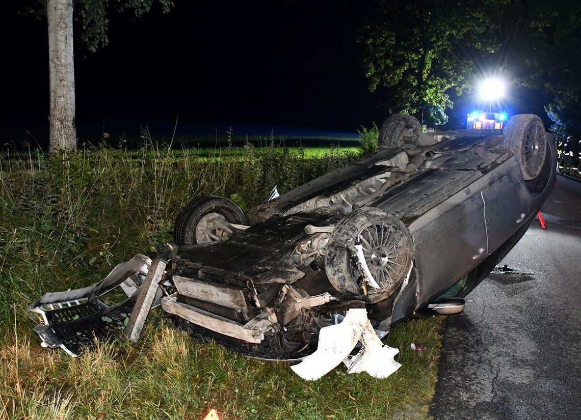 W Połajewie dachowało audi. Trzy osoby, w tym dwóch nastolatków, trafiły do szpitala W Połajewie dachowało audi. Trzy osoby, w tym dwóch nastolatków, trafiły do szpitala