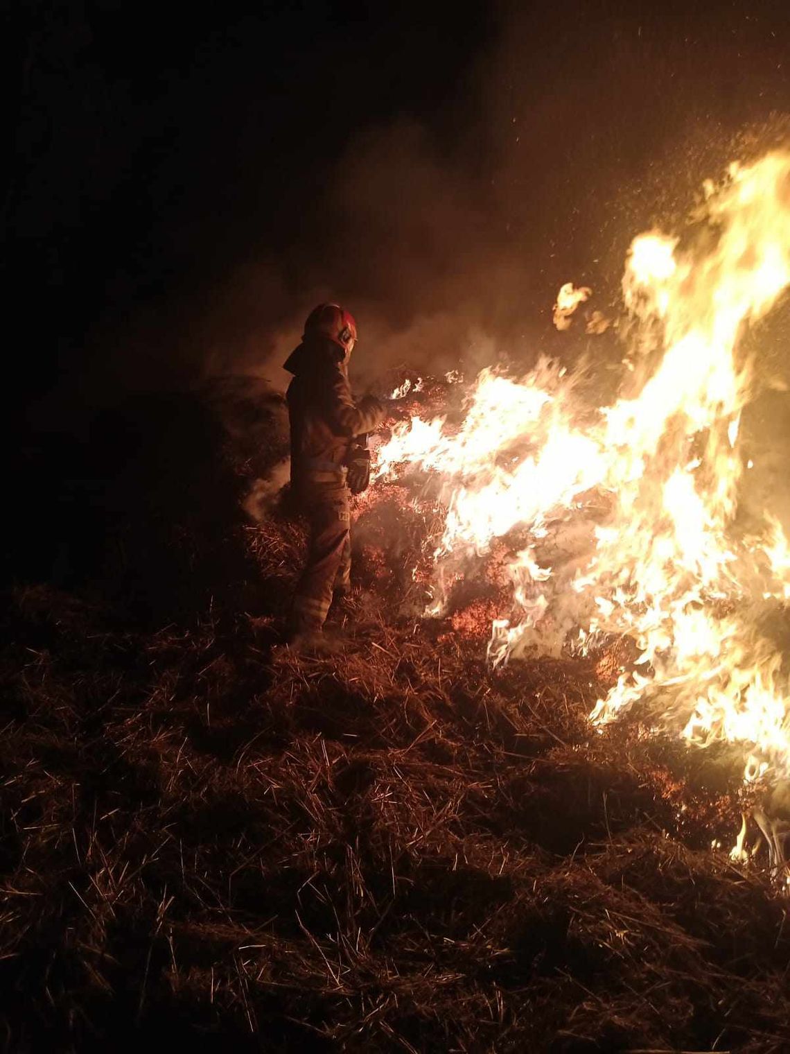 W regionie spłonęło ok. 100 szt. bel słomy. Prawdopodobnie było to podpalenie