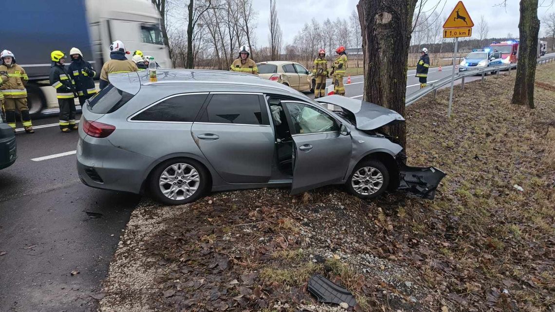 W regionie zderzyły się dwa pojazdy osobowe. Jedna osoba trafiła do szpitala