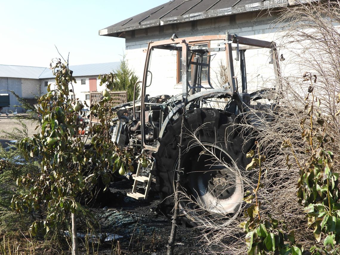 W Rzadkiej Woli spalił się ciągnik rolniczy