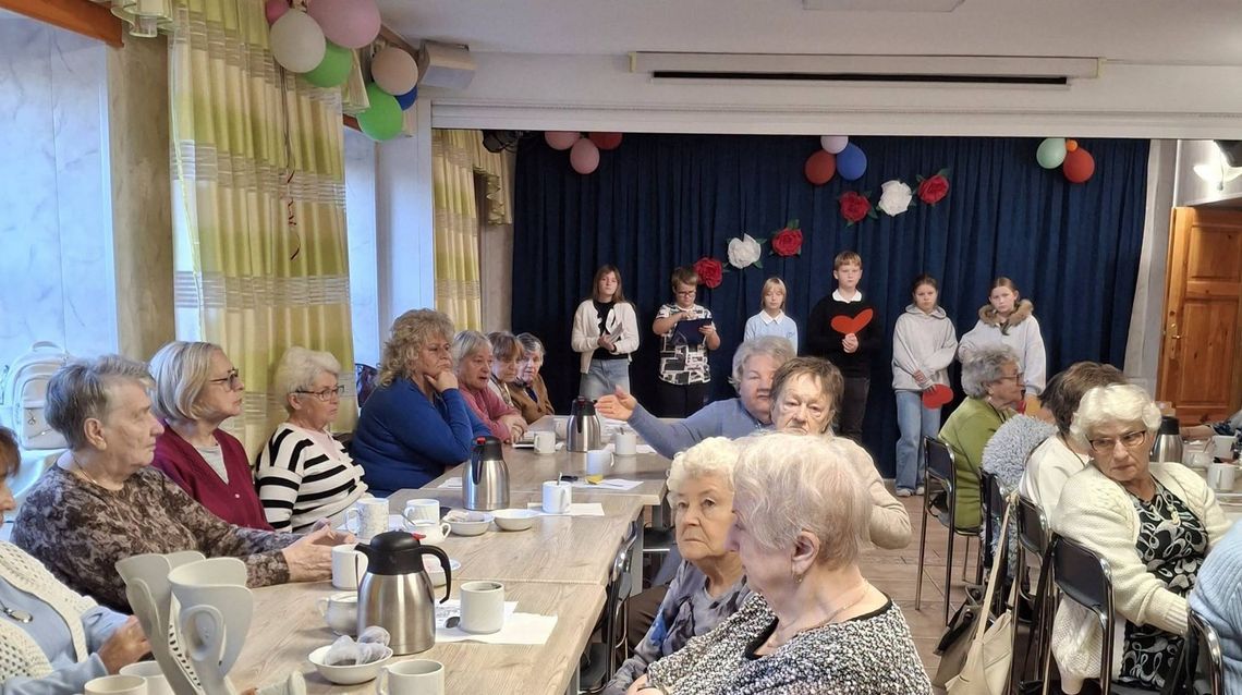„Nie wstydź się błyszczeć, bądź zauważonym”. Akcja dla seniorów we Włocławku