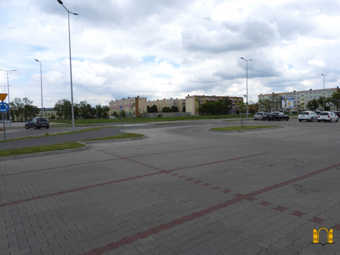 W środku nocy kręcą "bączki" na parkingu Parku Kujawia. Czy zarządca interweniuje?