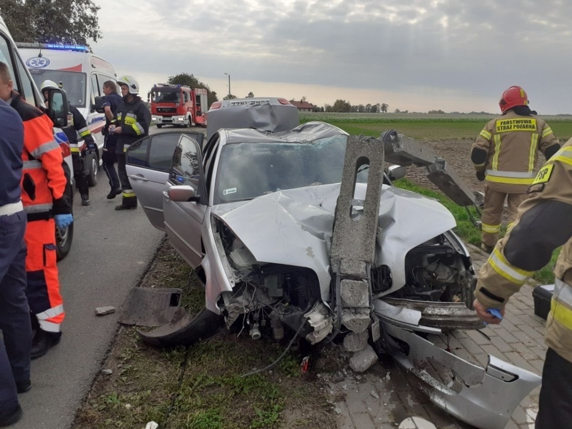 W trakcie wyprzedzania uderzył w słup...