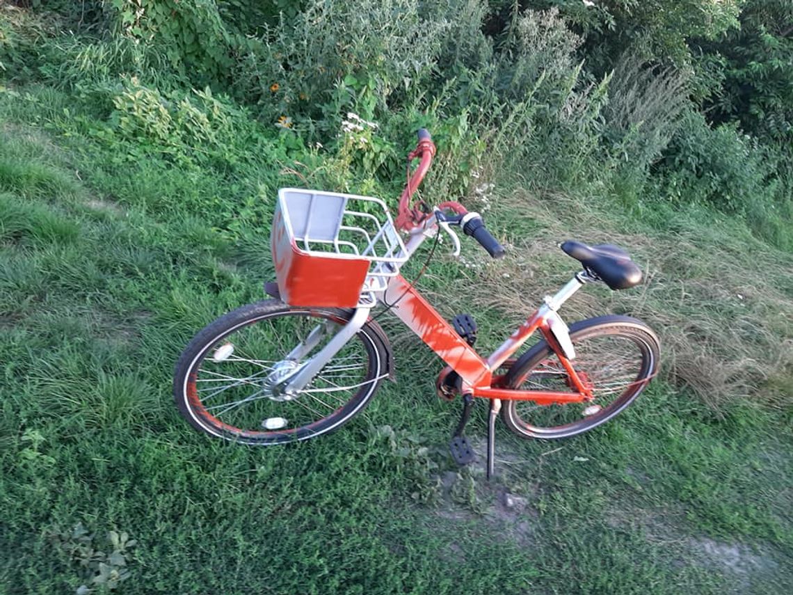 Wandal pomalował Rower Miejski na czerwono