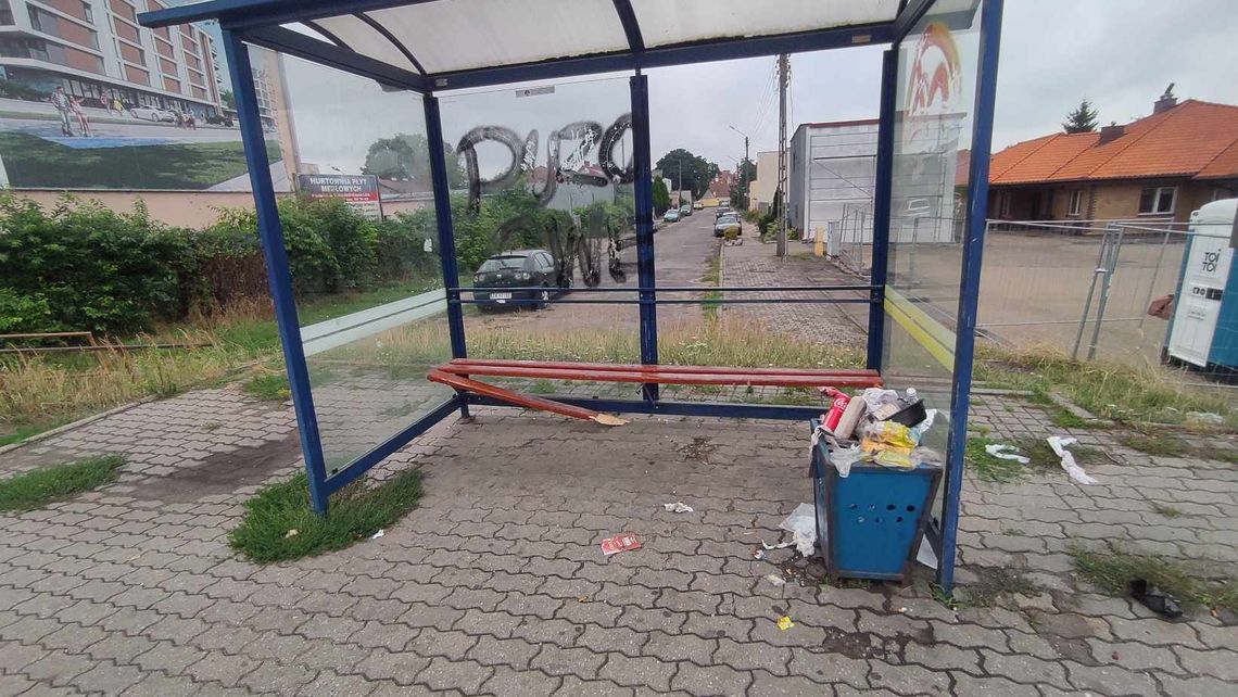 Wandal uszkodził przystanek przy ul. Wroniej. Koszt naprawy to około 950 zł