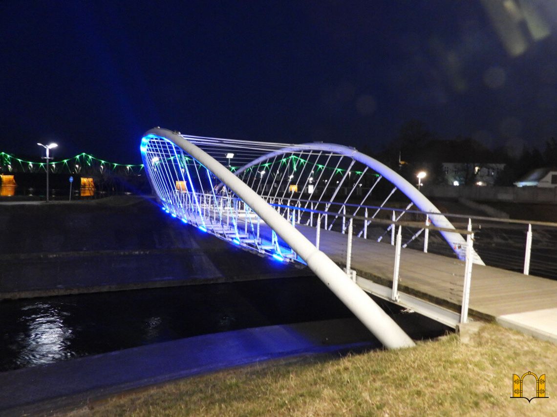 Wandale zniszczyli oświetlenie mostku nad Zgłowiączką. Lampy miały służyć jako cel do rzucania kamieniami Wandale zniszczyli oświetlenie mostku nad Zgłowiączką. Lampy miały służyć jako cel do rzucania kamieniami