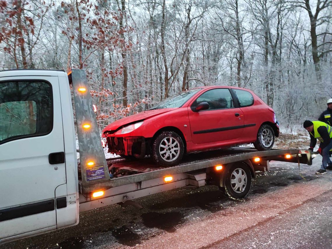 Warunki na ul. Witoszyńskiej fatalne. Auto wylądowało w rowie