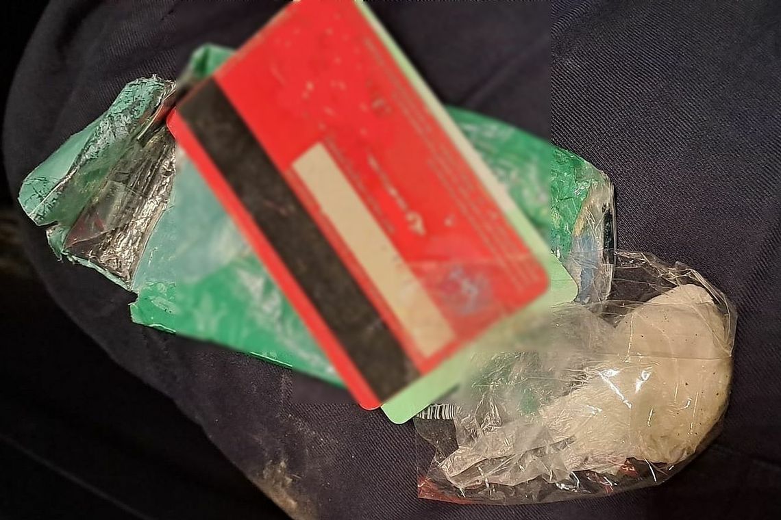 "Wciągał do nosa" na Placu Wolności. Zarejestrował go monitoring