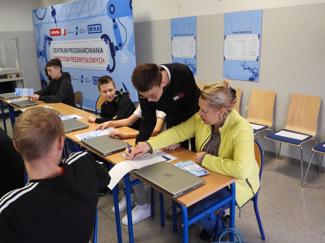We Włocławku otwarto Centrum Programowania Robotów Przemysłowych We Włocławku otwarto Centrum Programowania Robotów Przemysłowych