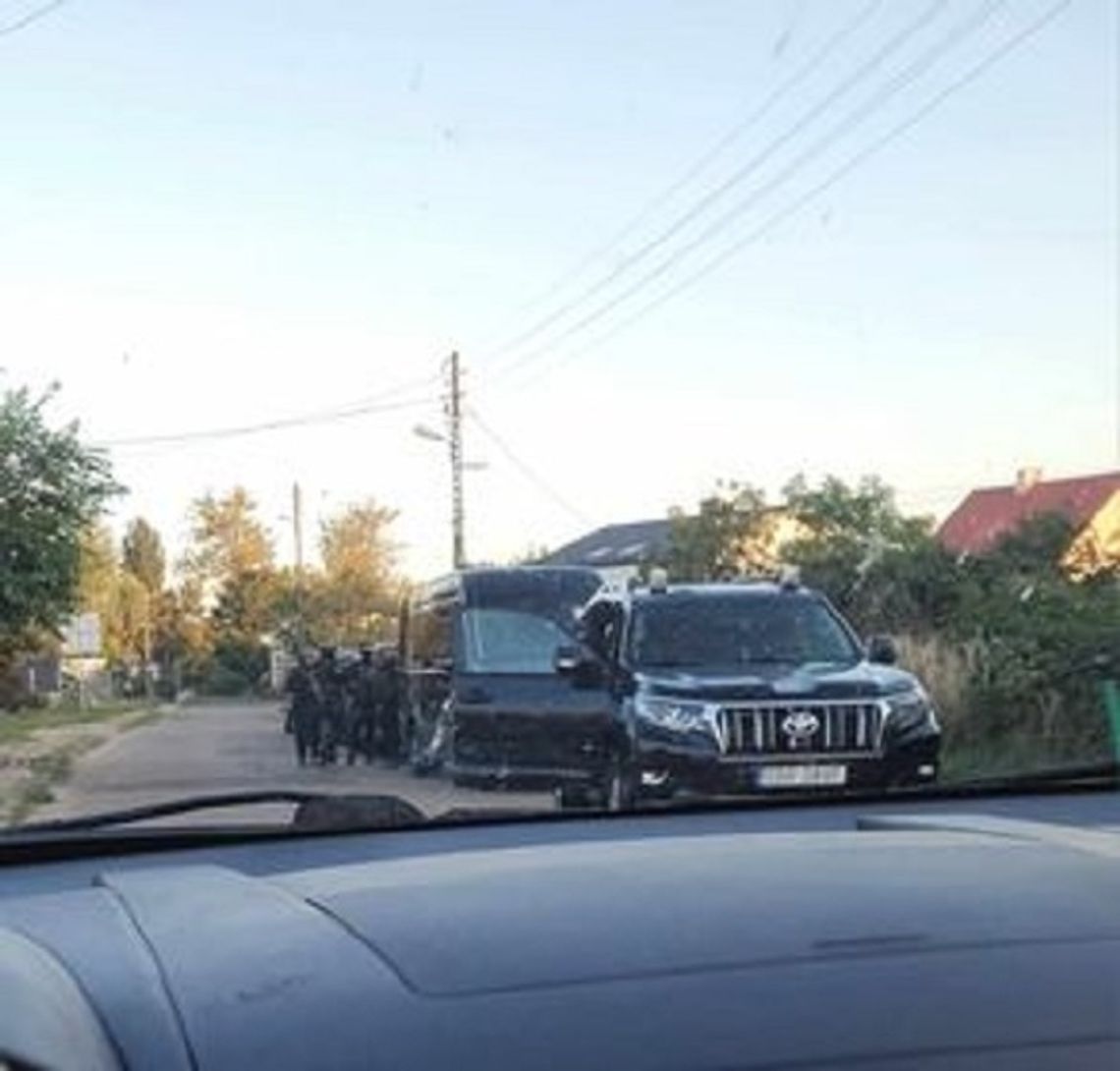 O godz. 6.00 zamaskowani i uzbrojeni policjanci przeprowadzali akcję na ul.Papieżka