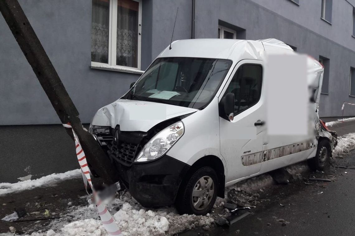 Wepchnął pojazd na latarnię i uciekł z miejsca zdarzenia