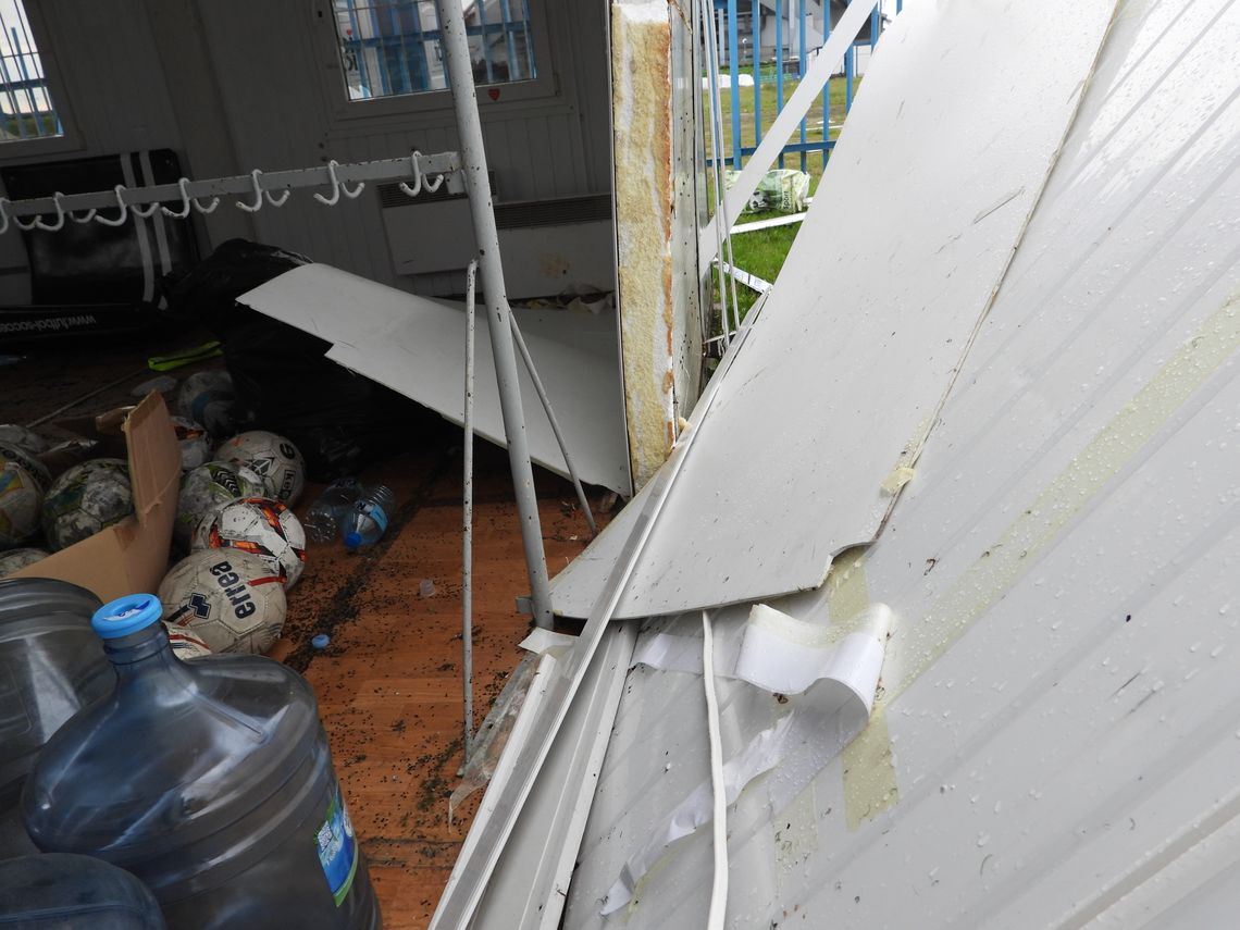 Wiatr uszkodził magazyn na sprzęt przy boisku OSiR i połamał gałęzie drzew Wiatr uszkodził magazyn na sprzęt przy boisku OSiR i połamał gałęzie drzew