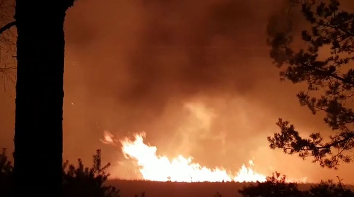 Widok jak z filmu - słup iskier z pociągu spowodował zapalenie traw wzdłuż torów 