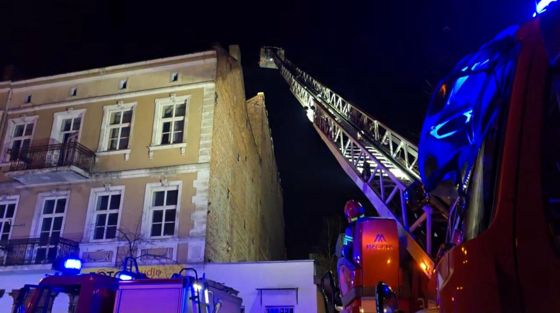 Wieczorna akcja strażaków na Zielonym Rynku. Strażacy działali przy utrudnionym dostępie Wieczorna akcja strażaków na Zielonym Rynku. Strażacy działali przy utrudnionym dostępie