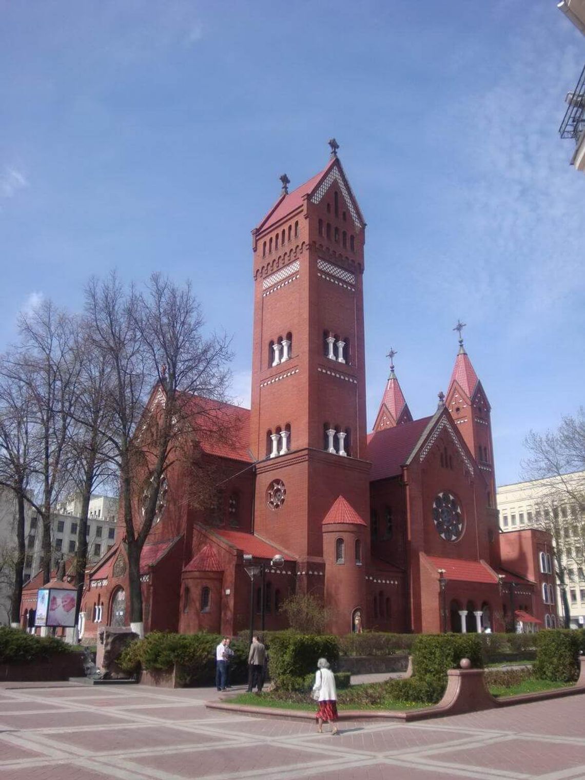 Wiedzieliście, że budynek kościoła w centrum Mińska na Białorusi jest pokryty dachówką z Włocławka?