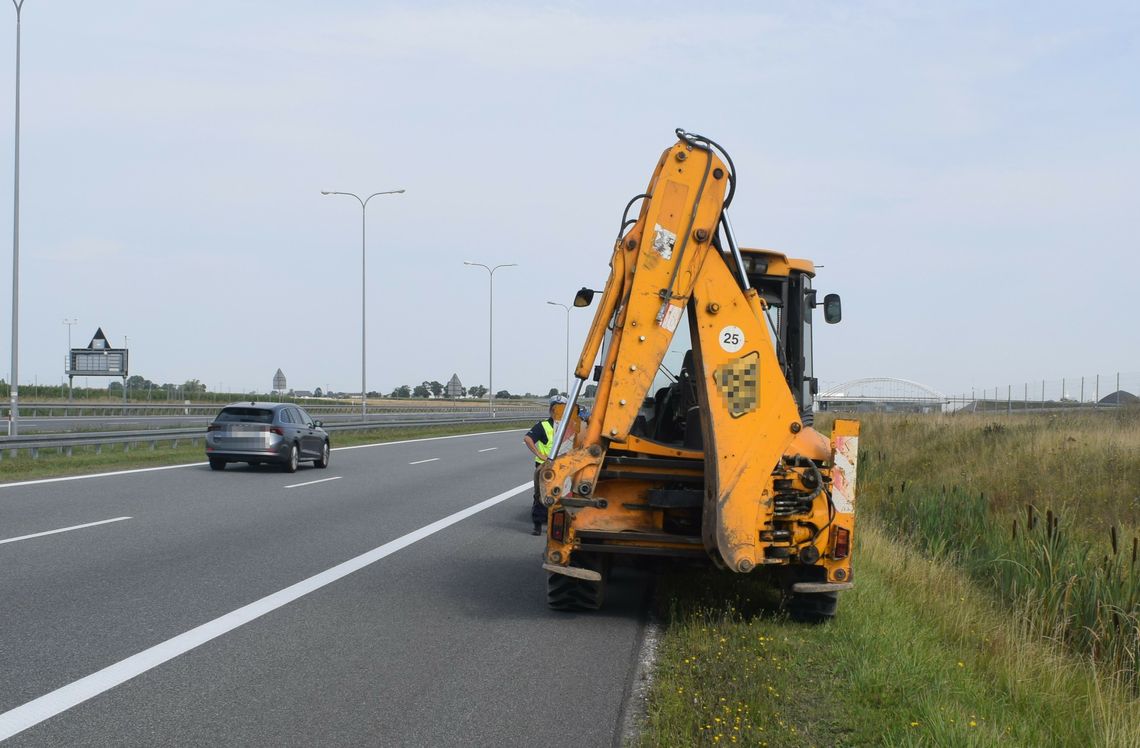 Wjechał koparką na autostradę. Został ukarany mandatem