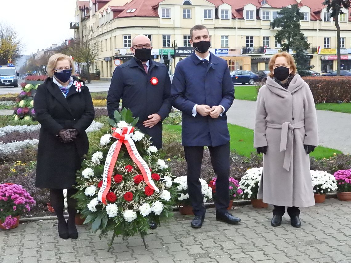 Władze miasta złożyły kwiaty pod Pomnikiem Żołnierza Polskiego. Prezydent odniósł się do Strajku Kobiet
