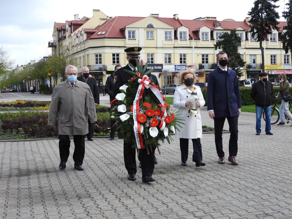 Władze miasta złożyły kwiaty pod Pomnikiem Żołnierza Polskiego z okazji Dnia Zwycięstwa