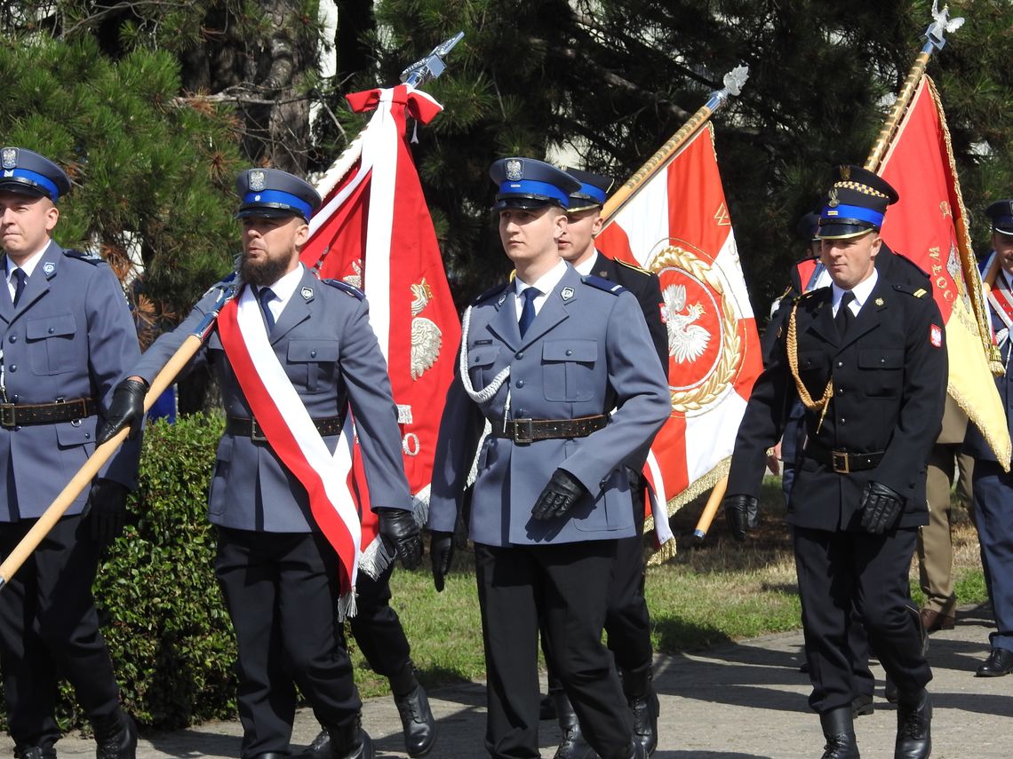 Włocławek uczcił rocznicę ataku Niemiec na Polskę sztandary policja