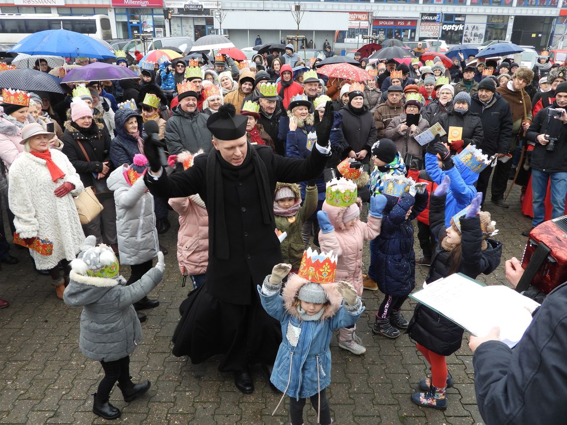 Włocławianie podążyli za gwiazdą. Orszak Trzech Króli przeszedł ulicami miasta Włocławianie podążyli za gwiazdą. Orszak Trzech Króli przeszedł ulicami miasta