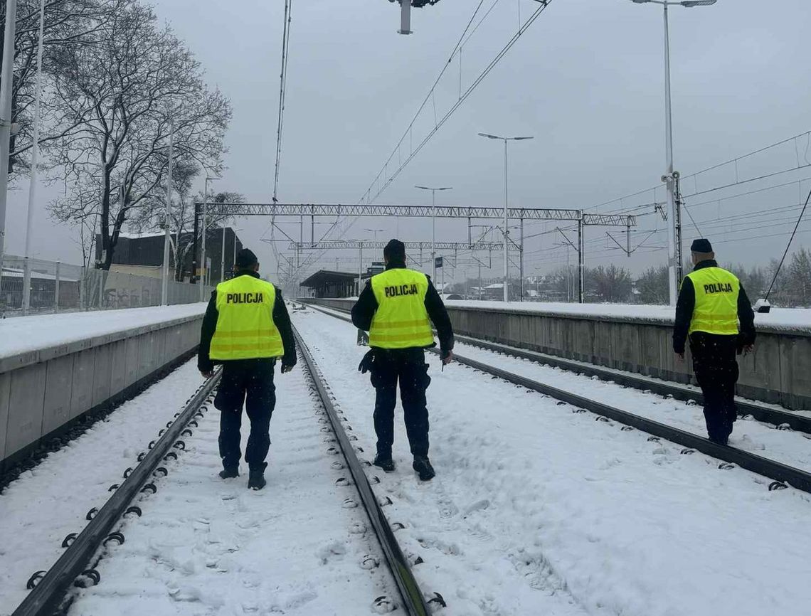 Włocławscy policjanci chodzą po torach całą dobę. Czego szukają?