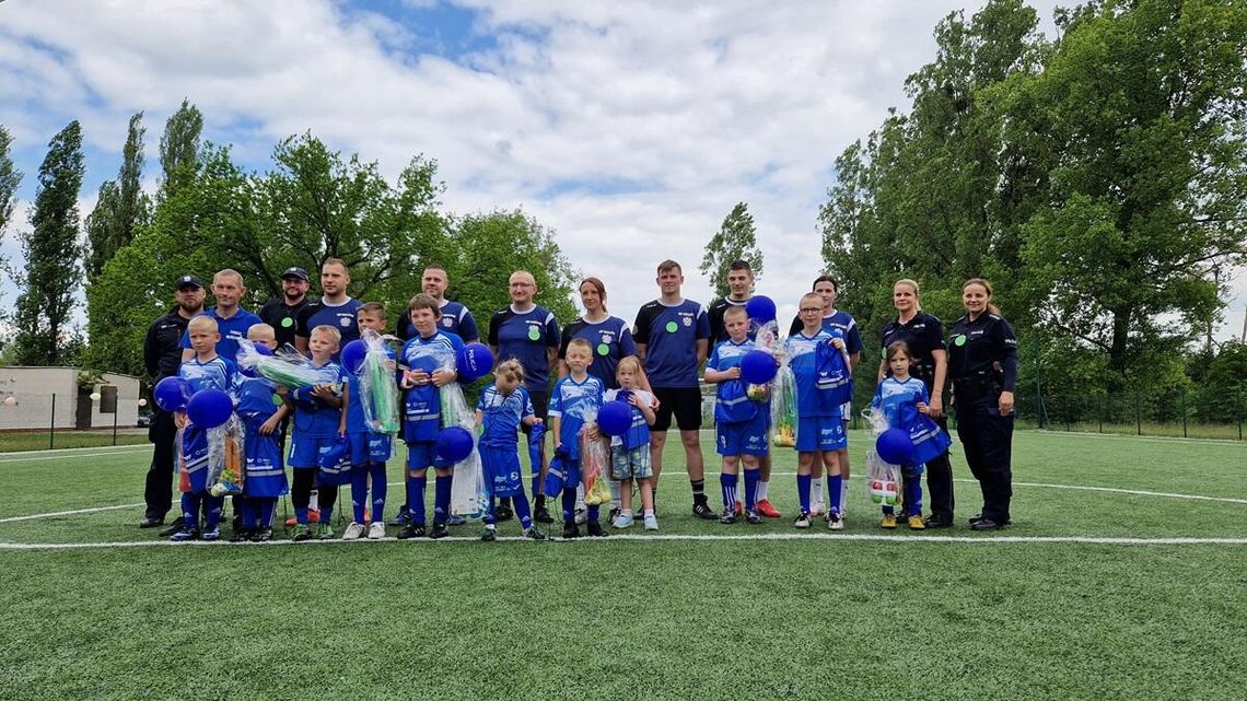 Włocławscy policjanci rozegrali mecz na os. Leopoldowo ze Strikas Włocławek