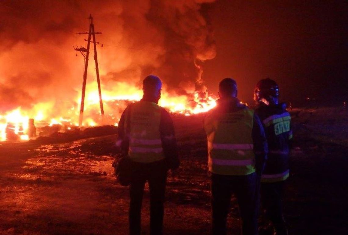 Włocławscy strażacy uczestniczą w akcji gaszenia hałdy opon w Raciniewie