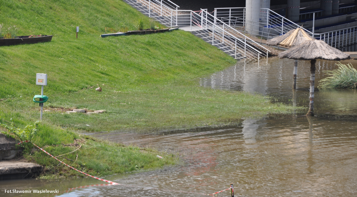 Woda na Wiśle we Włocławku powoli opada.  Ze skutkami fali wezbraniowej zmagają się obecnie Toruń oraz Bydgoszcz