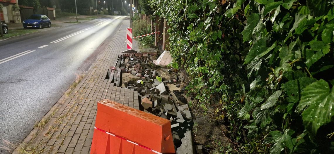 Woda z terenu Parku Kujawia zalewa posesje włocławian i rozerwała chodnik przy ul. Kapitulnej Woda z terenu Parku Kujawia zalewa posesje włocławian i rozerwała chodnik przy ul. Kapitulnej