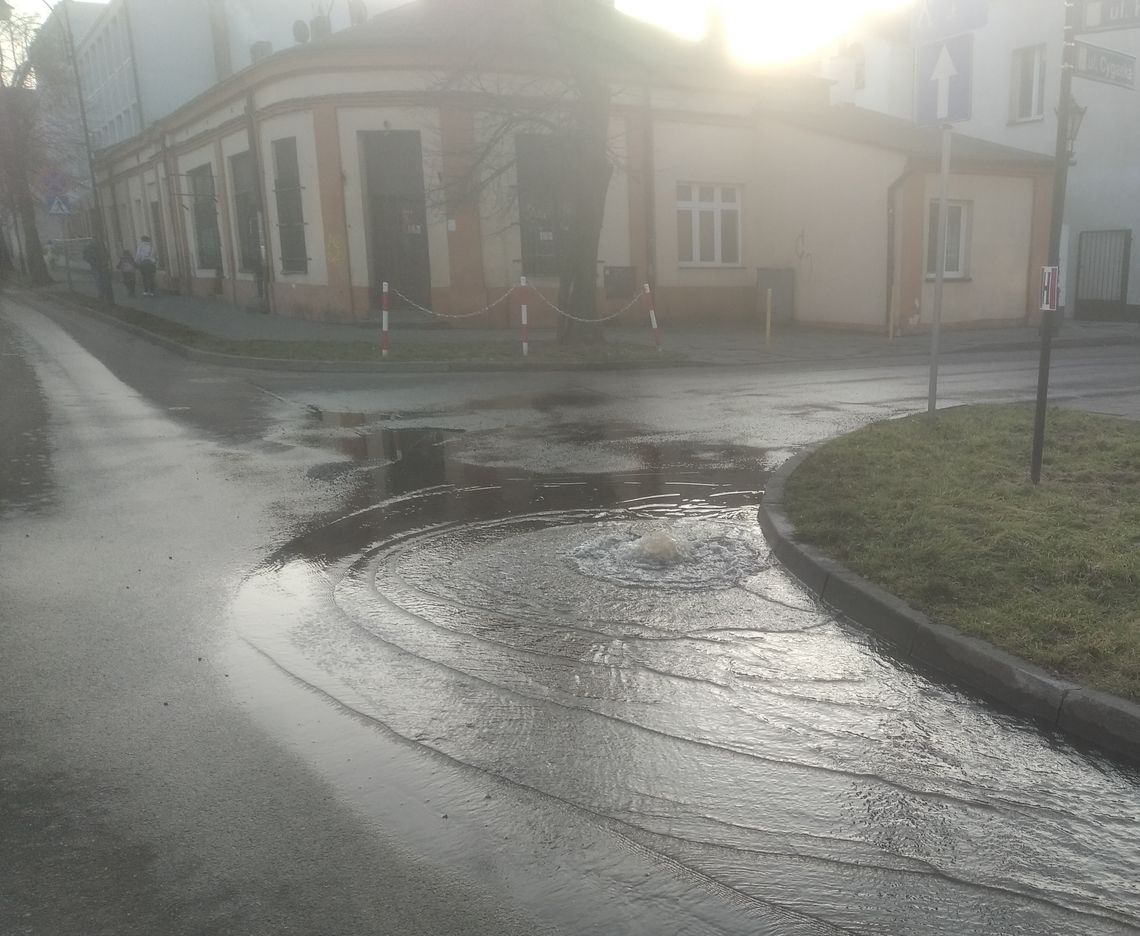 Woda zalała skrzyżowanie w centrum miasta. MPWiK tłumaczy...