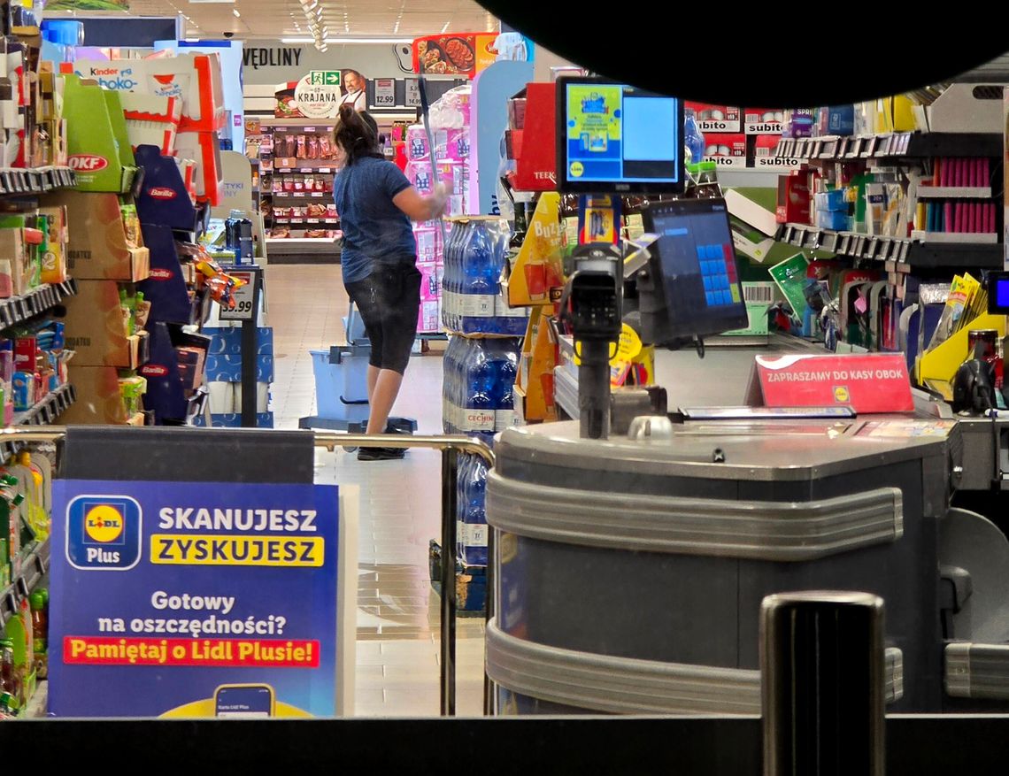 Wojna cenowa coraz bardziej podoba się Polakom. Chcą jej zaostrzenia przed świętami, głównie między dyskontami
