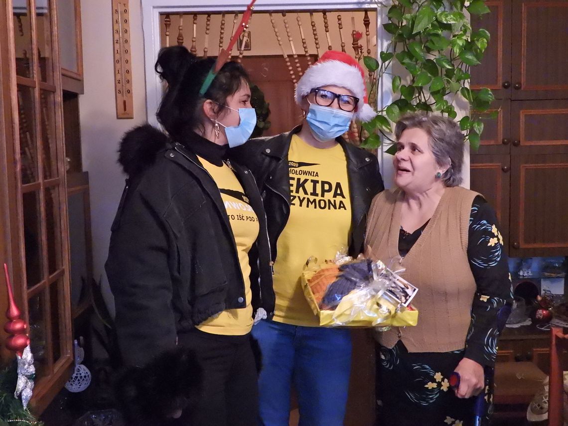 Wolontariusze ruchu Polska 2050 przekazali seniorom świąteczne upominki