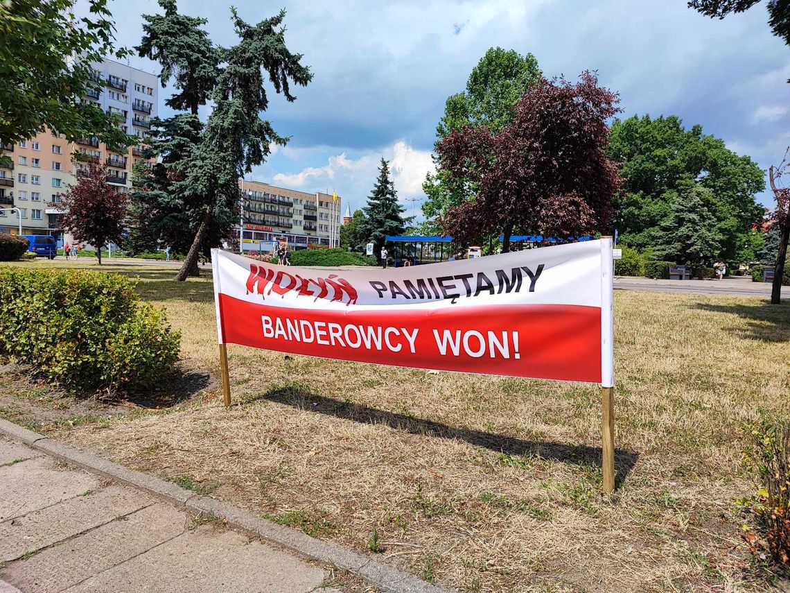 Na terenie miasta pojawiły się  flagi z napisami "WOŁYŃ PAMIĘTAMY, BANDEROWCY WON!"