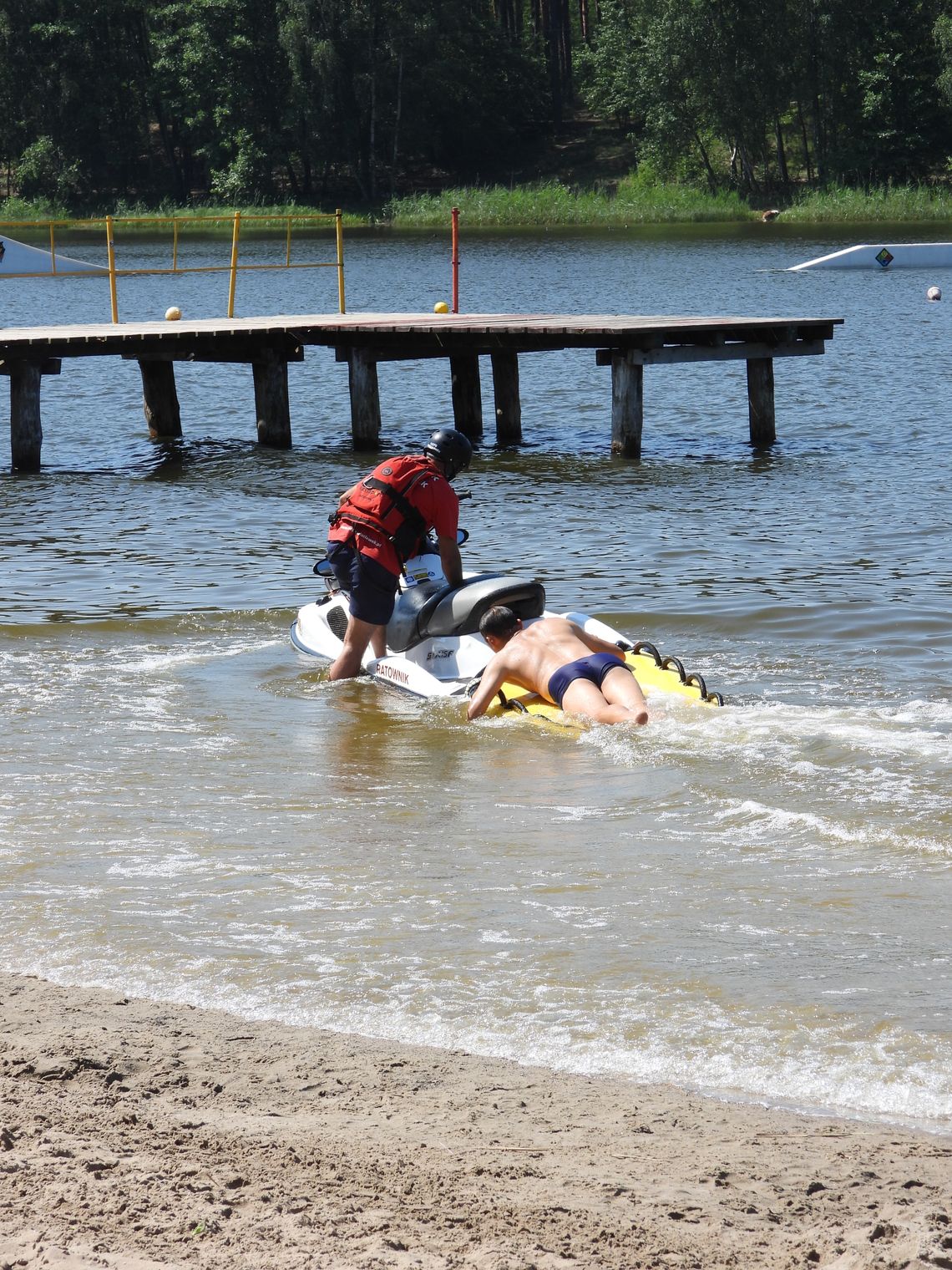 WOPR, Policja i Straż Pożarna edukowały młodzież poprzez pokazy ratownictwa wodnego