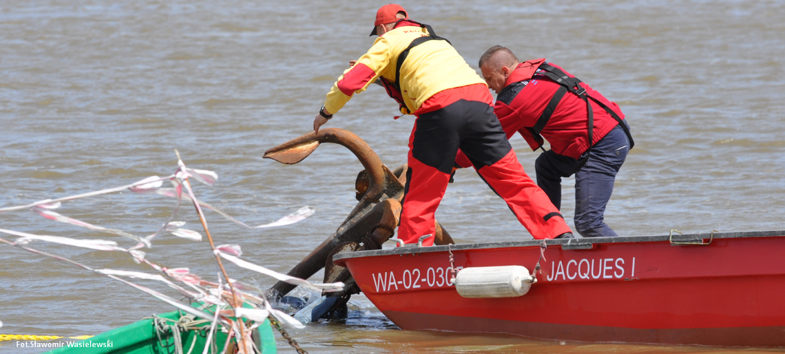 Worki z piaskiem przy domach i ratowanie pływającej sceny. Fala wezbraniowa zbliża się do Włocławka 