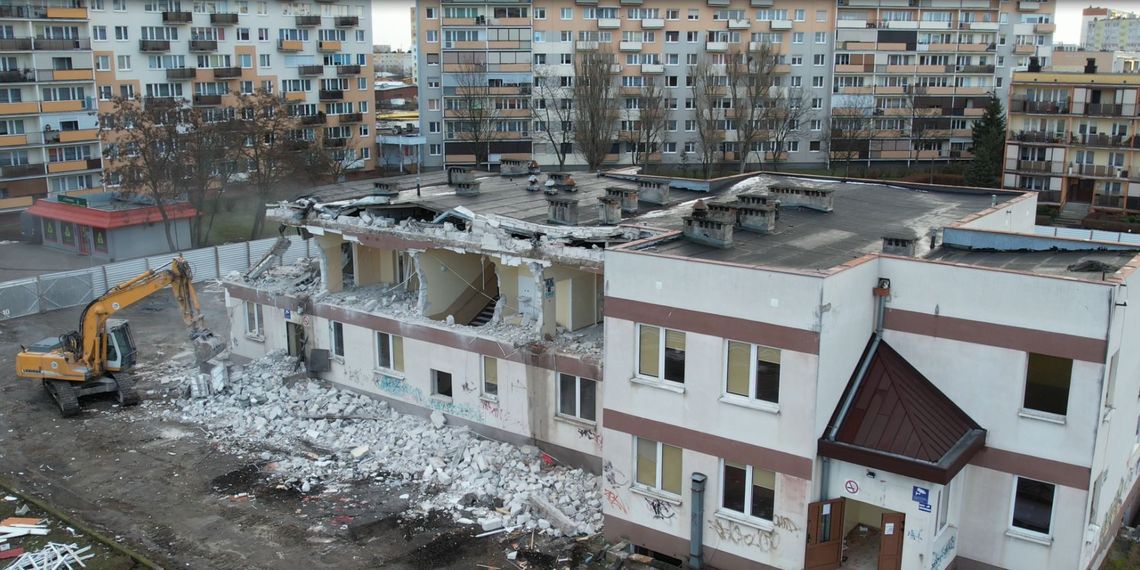 Wyburzają nie tylko URSUSA, trwa rozbiórka dawnej przychodni na ul. Łady