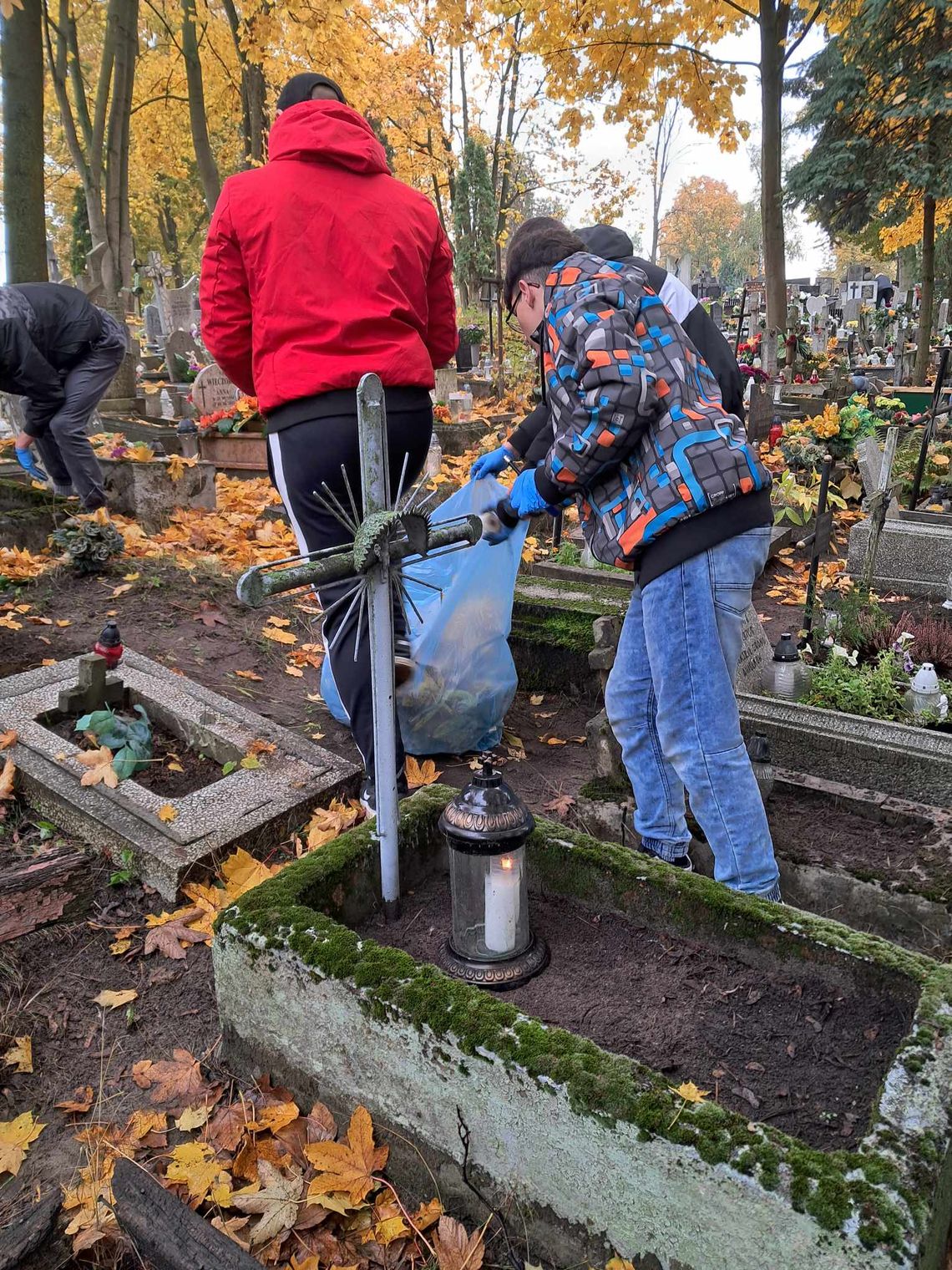 Wychowankowie MOW posprzątali groby dzieci na Cmentarzu Komunalnym