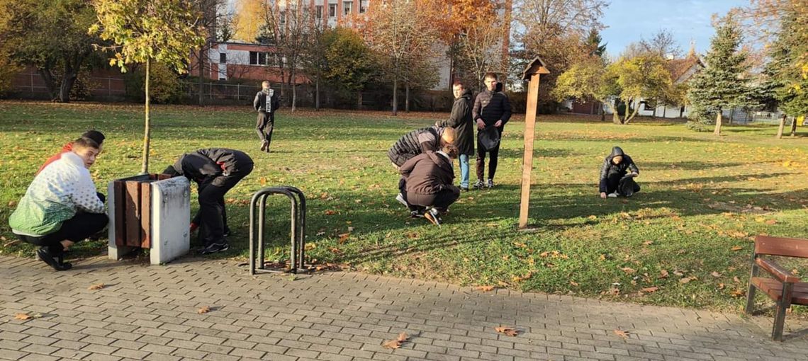 Wychowankowie z Młodzieżowego Ośrodka Wychowawczego posprzątali Park Łokietka