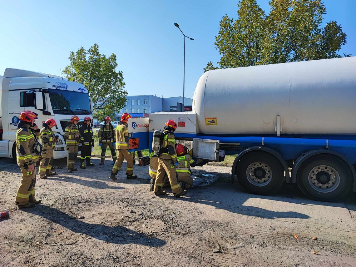 Wyciek azotu z cysterny zaparkowanej przy ul. Toruńskiej. Trwa akcja służb Wyciek azotu z cysterny zaparkowanej przy ul. Toruńskiej. Trwa akcja służb
