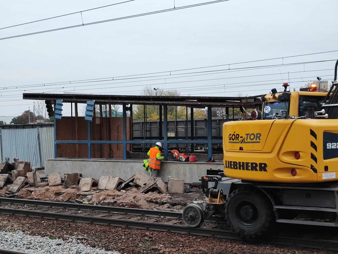 Wydłużą peron pierwszy o 300 m i całkowicie przebudują drugi. Ruszyła rozbiórka