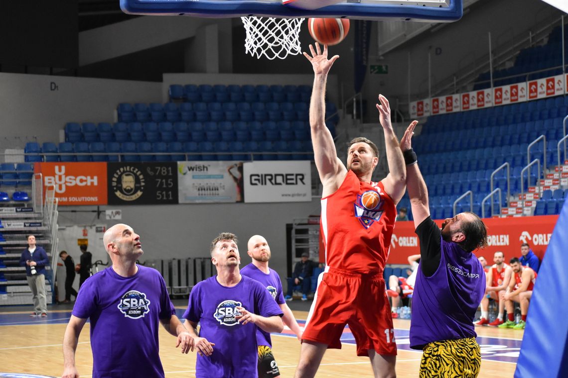 Wyjątkowe widowisko sportowe w Hali Mistrzów. Reprezentacja artystów polskich „Artyści do kosza” vs WLKA