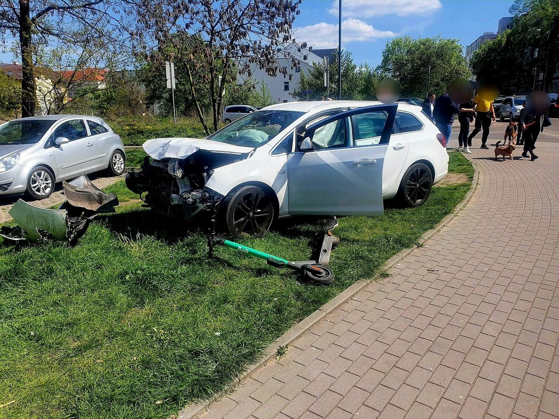 Wymuszenie pierwszeństwa na ul. Stodólnej. Ścięta latarnia i znak drogowy