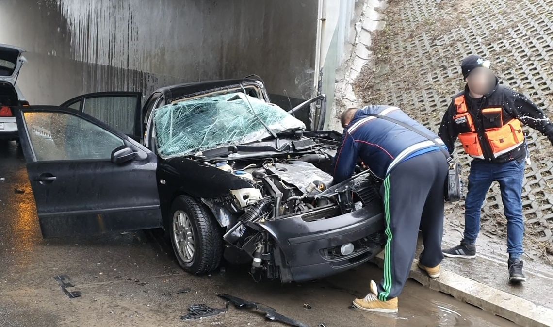 Wypadek na al. Królowej Jadwigi. Kierowca uderzył w ścianę wiaduktu Wypadek na al. Królowej Jadwigi. Kierowca uderzył w ścianę wiaduktu