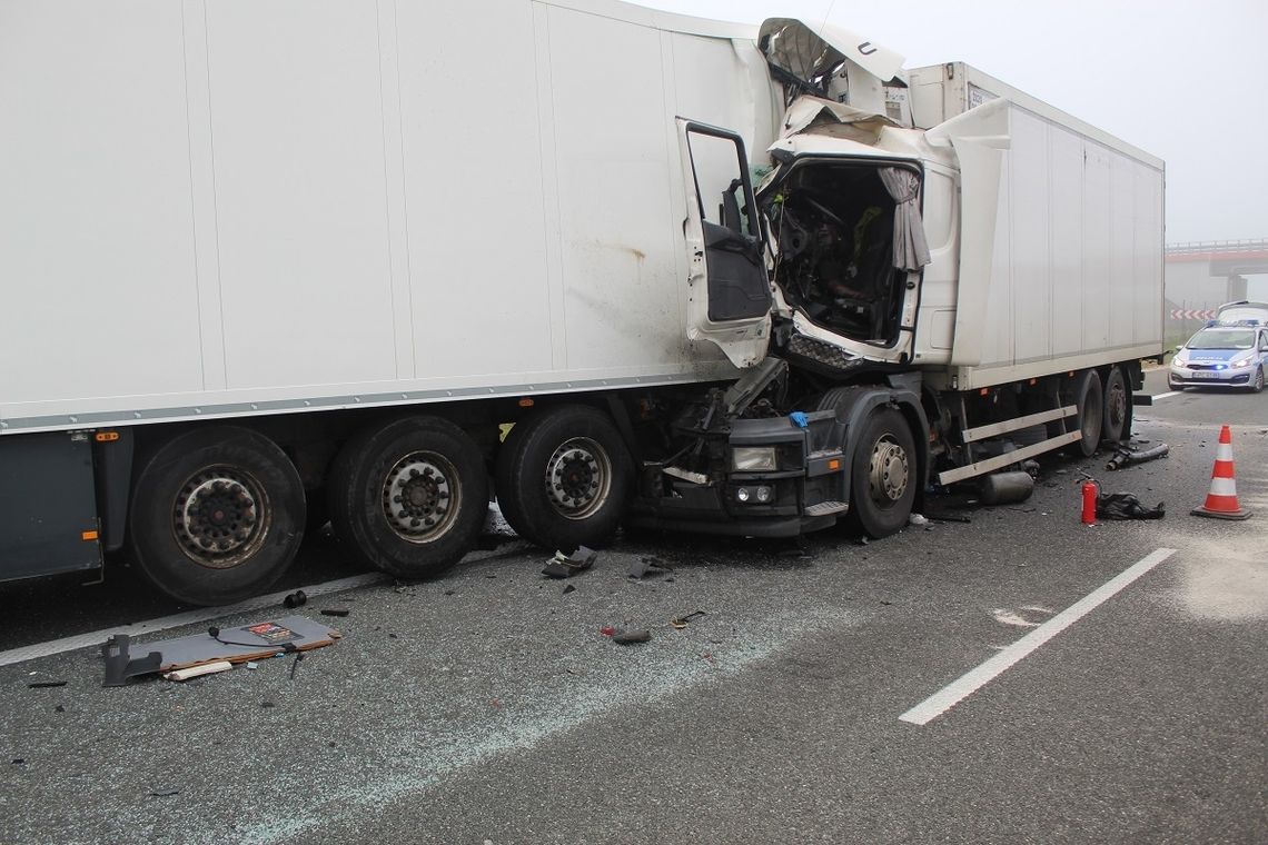 Wypadek na autostradzie A-1, kierowca ciężarówki trafił do szpitala