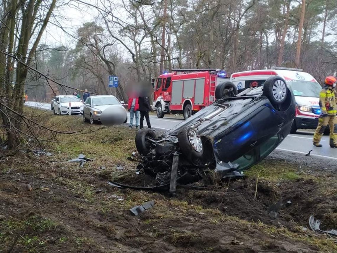 Wypadek na DK 62. Jedno z aut dachowało, ciężarówka wjechała do lasu