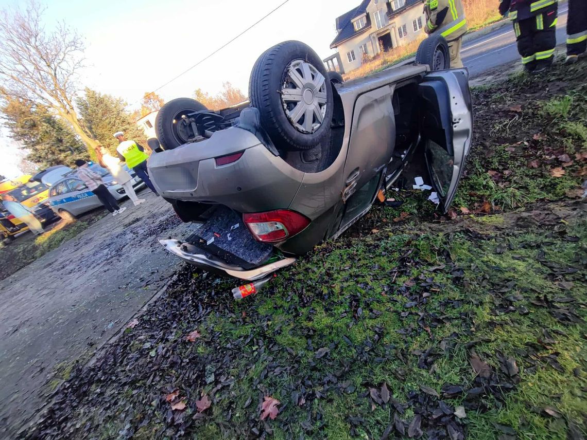 Wypadek trzech samochodów w Nasiegniewie. Jedno auto dachowało