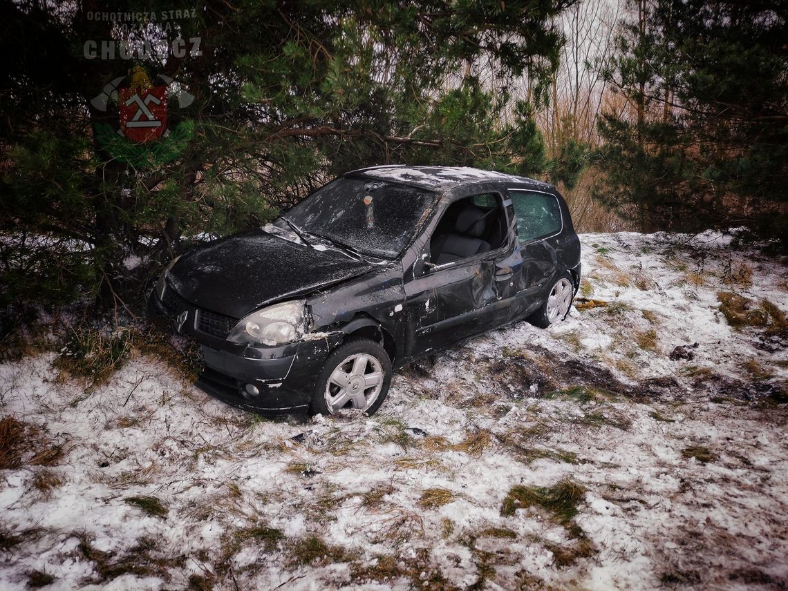 Wypadek w gminie Chodecz. Kierowca Renault zjechał z drogi