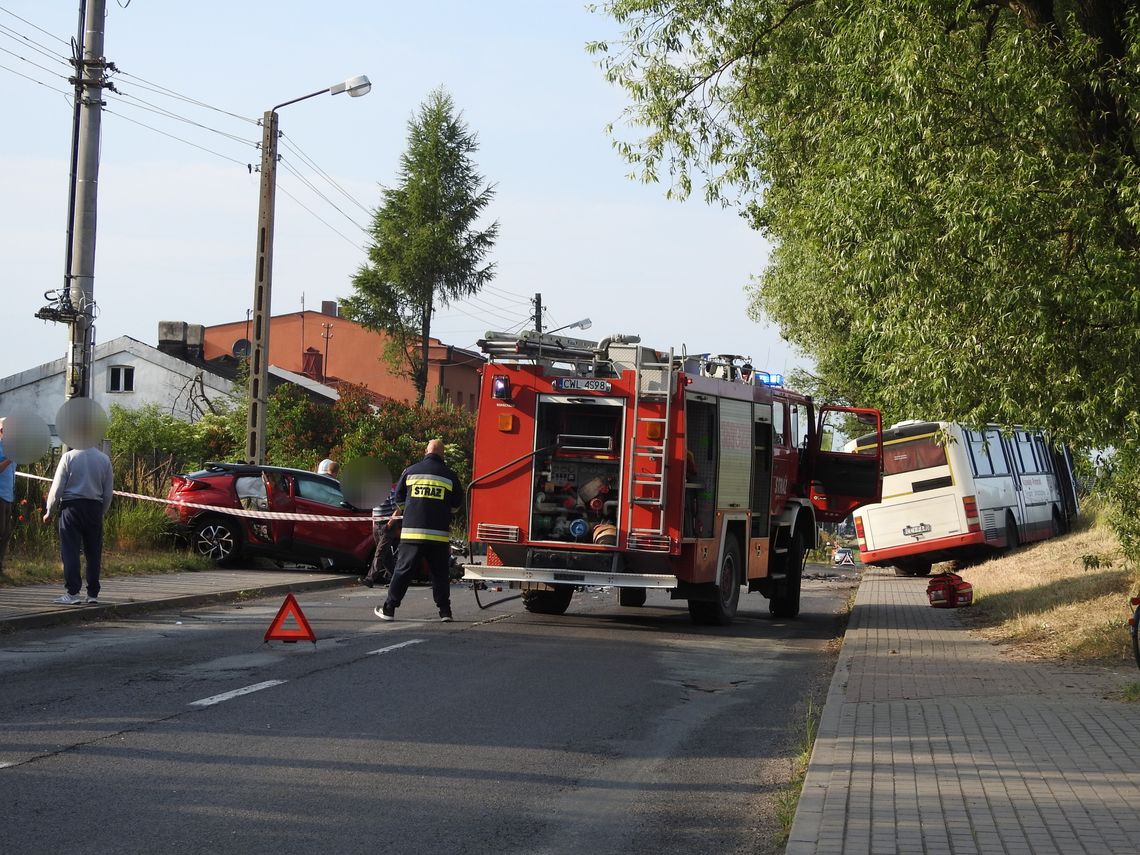 Wypadek autobusu i auta osobowego w Izbicy Kujawskiej. Dwie osoby poszkodowane